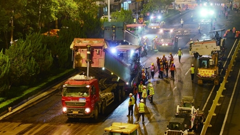 施工人员对经十路路段的路面实施铣刨作业